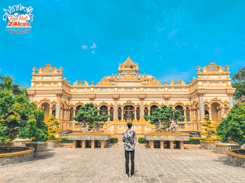 Tượng Phật Di Lặc khổng lồ với nụ cười phúc hậu tại Chùa Vĩnh Tràng, Tiền Giang